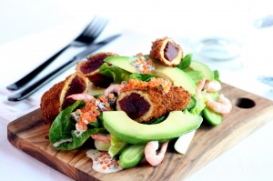 Salat med tempurabakt hval unik råvare