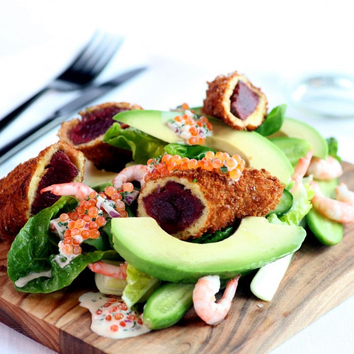 Salat med tempurabakt hval unik råvare