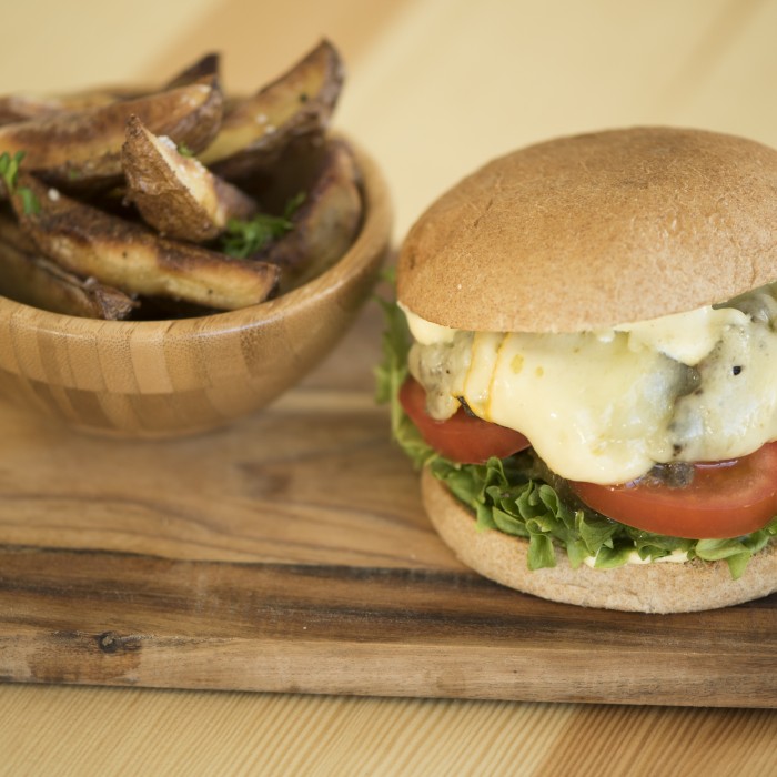 Hvalburger med røkt ost og dijonnaise