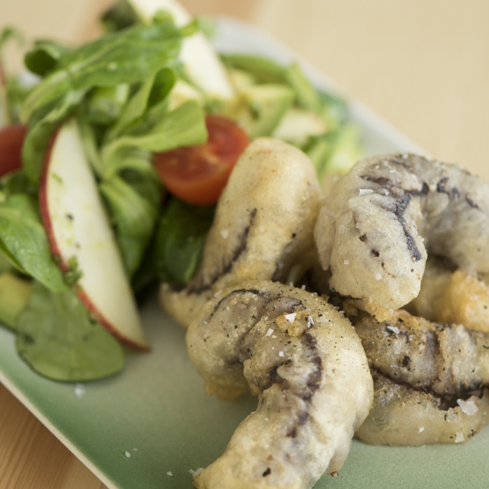 Salat med tempurabakt hval